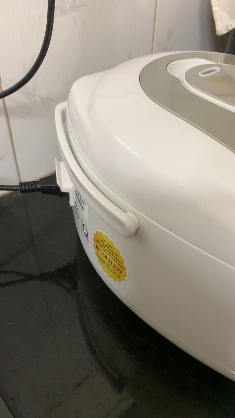 Thời gian giao hàng nhanh, tối ngày 10 đặt, trưa ngày 12 nhận hàng. Đóng gói gọn, chắc chắn. Hàng mới nguyên ko bị trầy xước hay nứt vỡ, phụ kiện đầy đủ.
Loại 1lít này phù hợp với gia đình từ 1-4 người. Nồi nhỏ gọn, đẹp mắt, lòng nồi nặng tay, khi cầm có cảm giác rất chắc chắn.
Đã nấu thử món cháo trắng. Thành phẩm ra cháo ngon mềm, thời gian cũng nhanh, ko lo canh cháo sôi trào như những loại nồi thông thường. 
Hi vọng sử dụng lâu bền. Sẽ ủng hộ nếu cần mua thêm.