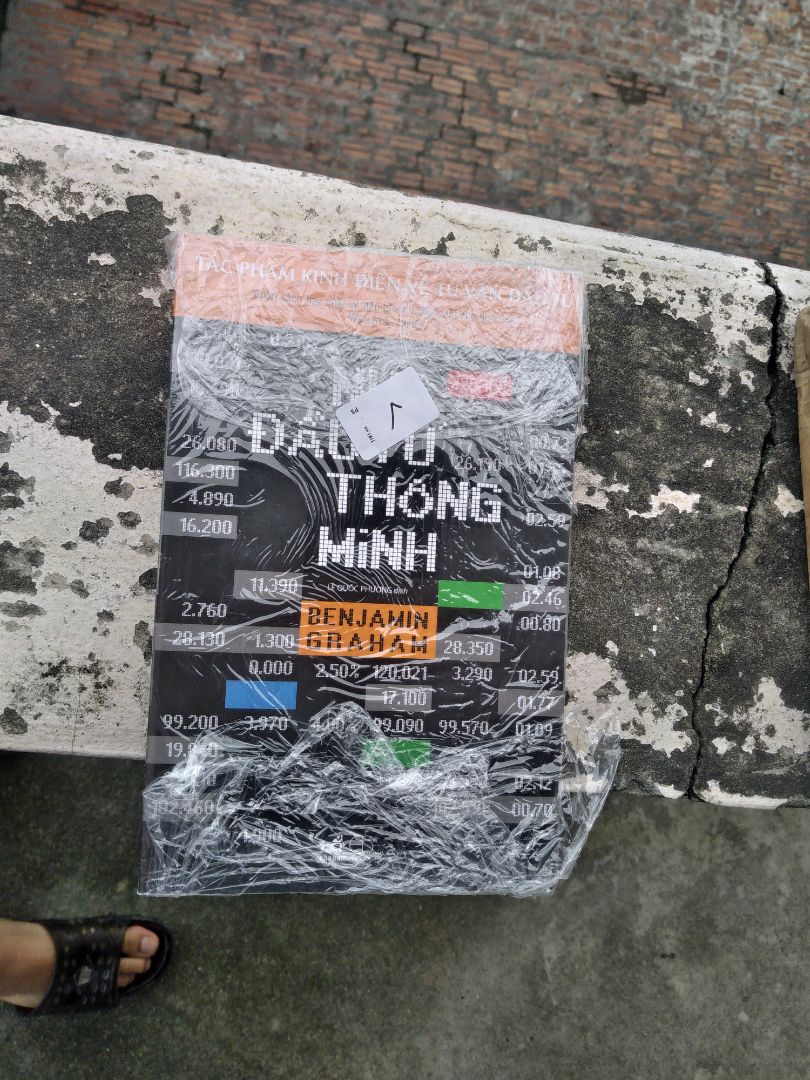 - Sách bị quăn ở góc trên bên trái, đằng sau. Tuy nhiên không để ý lắm vì mình chỉ tập trung vào nội dung, muốn có tài liệu để tiện tra cứu. 
Mua được giá 127k so với giá bìa là 199k. 
- Sách có bọc nilon cẩn thận.
- Rất yên tâm vì mua của Tiki Trading. Giao hàng sớm hơn 1 ngày so với dự kiến
=> Cuốn sách cần cho bất cứ ai muốn đầu tư tài chính chứ không riêng gì chứng khoán. Nếu thấy hữu ích hãy like, để lại quan điểm của bạn ở phía dưới để cùng thảo luận và để mọi người cùng tham khảo nhé! :; Thân ái.