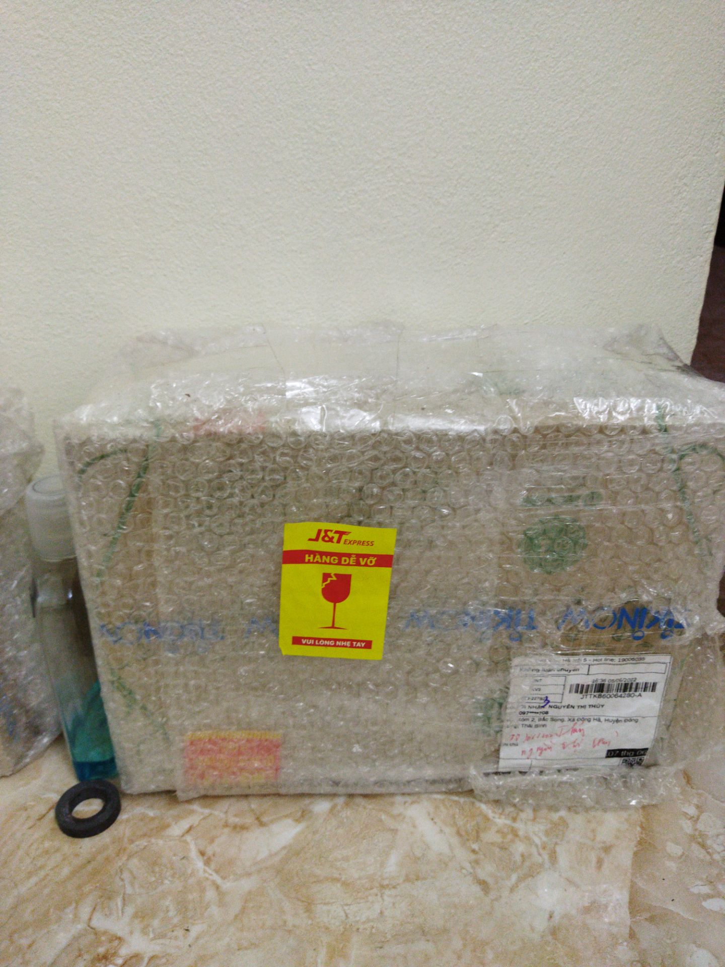 tiki giao hàng nhanh, mình đặt sau 2 hôm đã giao hàng rồi dù ở tỉnh lẻ, giá lại rẻ hơn so với mua ở ngoài nhiều