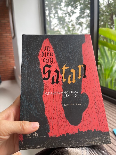 Ôi trời, thơm mùi sách mới. Hít hà mấy hồi sách mới rồi cũng lật trang đầu đọc tới đọc lui, vẫn là 2 trang đầu. Cứ như bị hết hơi do hít hà thái quá mùi mực in, mùi sách thơm mà hình như tác giả viết hoài chưa chấm hết câu. 
Bìa đẹp, nội dung sẽ cuốn lắm đây.