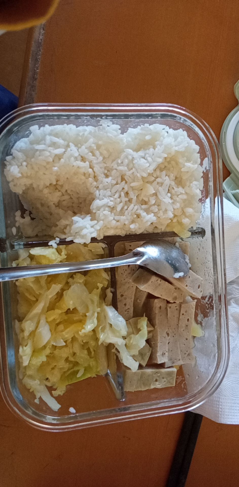 mình nhận được hộp cơm hôm quá, nay mang đi học thì bất ngờ luôn. mình xào rau có nước, dốc hộp xuống thì không bị đổ, nhưng bị tràn sang ngăn đựng cơm.
1 điểm trừ là hộp hơi nhỏ, thích hợp cho trẻ nhỏ, còn sức ăn của mình ít nên vừa. và hộp không có giữ ấm đâu :(((