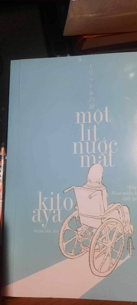 Tui đọc từng câu thấm từng chữ thấm hiểu nổi đau thấu tận tâm can của cô bé. Mình cũng là người khuyết tật rất hiểu cảm giác mình không giống vs các bạn cùng trang lứa không thể làm được những chuyện được cho là hiển nhiên nó đau đớn lắm. 10 điểm