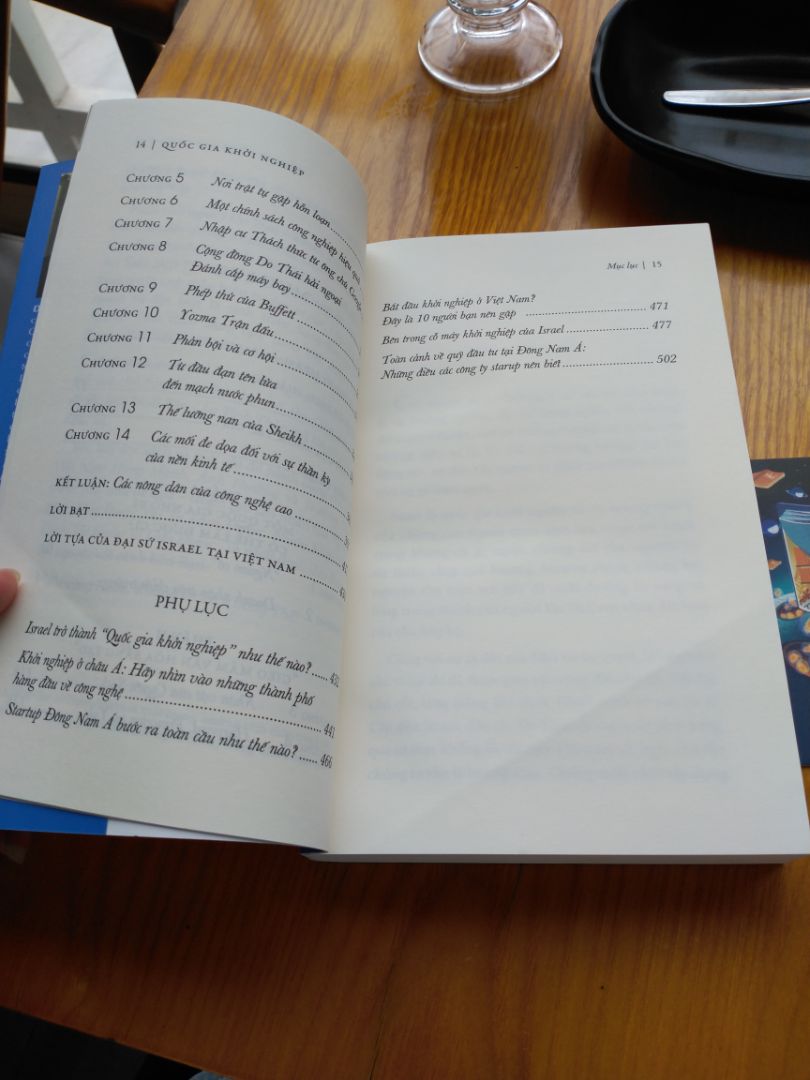 - Về Tiki: giao hàng nhanh, đóng gói cẩn thận.
- Về sản phẩm: Sách dẫn chứng chi tiết, chia mục rõ ràng. Nội dung sách siêu hay, thực tế, giúp ta hình dung được sự thành công của 1 đất nước nhỏ bé. Nếu bạn nào đang kinh doanh như mình, khi gặp khó khăn hãy nhớ đến quyển sách này, nó có tác dụng thúc đẩy tinh thần khá mạnh. Người thật việc thật chứ ko phải là sách self help thông thường đâu ạ. Trân trọng!