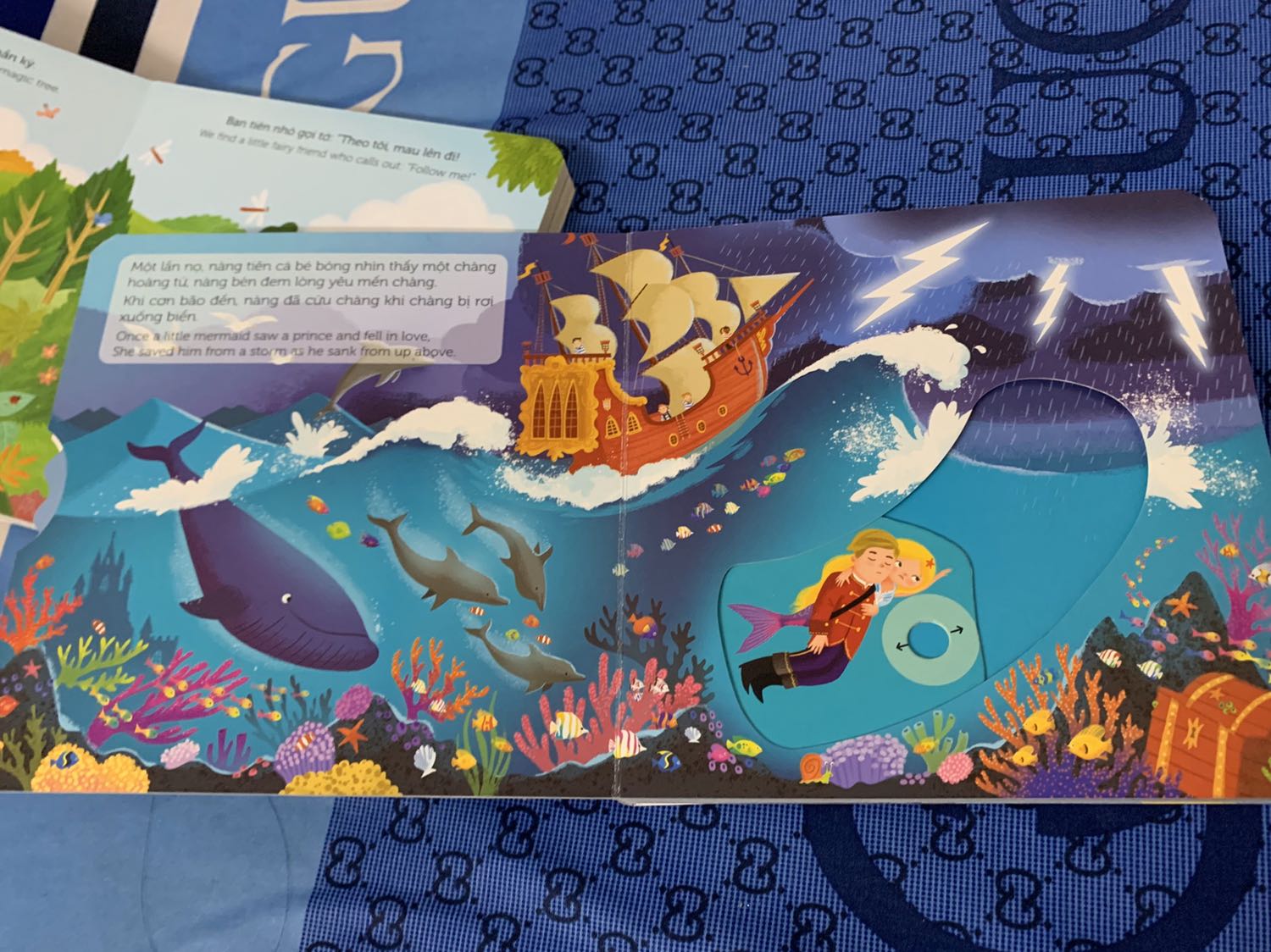Sách đẹp, màu sắc bắt mắt, bé 2-10 tuổi đều thích. Nhưng nội dung siêu đơn giả do có 5 trang, ít chữ. Phụ huynh phải thêm thắt khi kể chuyện, chỉ hình ảnh