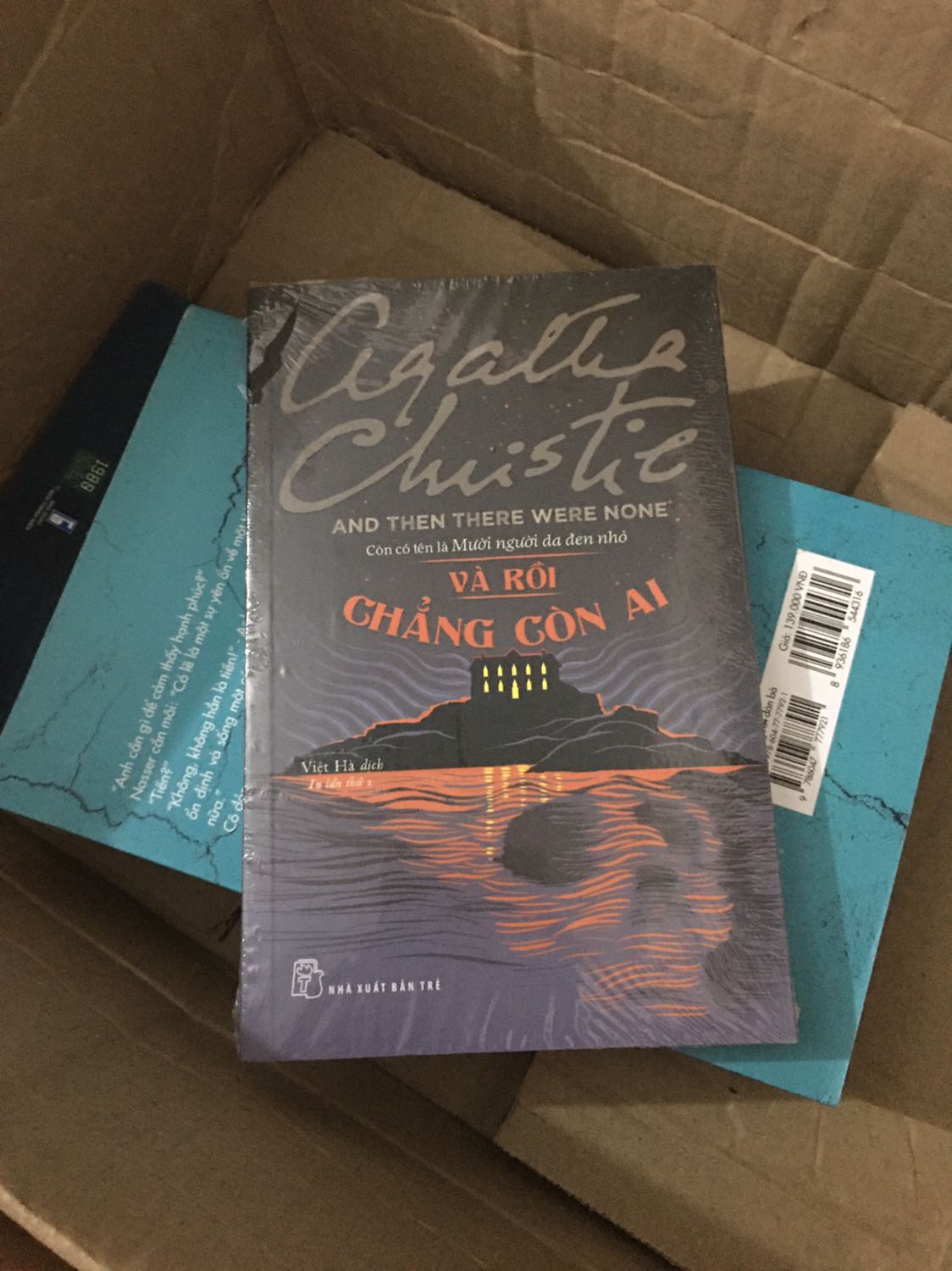 Hàng giao nhanh ơi là nhanh, báo thứ 3 sẽ giao mà chủ nhật đã có. Mỗi tội khâu đóng gói của Tiki thì lỏng lẻo quá nhưng trộm vía là k có cuốn sách nào bị sao cả. Mình tự nhân là khách hàng dễ tính mà còn thấy không ưng bụng với lần đóng gói này, mong Tiki cải thiện chứ k là mất khách ah.