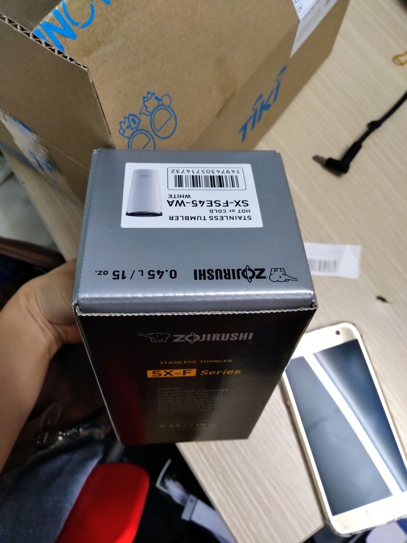 Về chất lượng dịch vụ:
Hộp tiki đóng gói chắc chắn. Giao hàng tiêu chuẩn nhưng rất nhanh, ngày hôm sau đã nhận được. Riêng hộp của sản phẩm không thấy seal của NSX ở miệng hộp, ko rõ hàng thật hay không? Làm cách nào để kiểm tra xuất xứ có đúng ko?

Về thiết kế và chất lượng sp:
Ly màu trắng đẹp, nhưng không được sáng như mình kỳ vọng, hi vọng dùng lâu ko bị bám bẩn & tróc sơn.
Mình có thể uống trực tiếp mà ko cần dùng ống hút, do thiết kế ko rỉ nước ở giữa nắp và thân ly. Tuy nhiên sẽ bị rỉ nước ở phần nắp nếu để quá nghiêng hoặc lắc mạnh, do thiết kế xoay ko kín.
Mình đựng đá lạnh ko thấy bị đọng nước ở thân, đáy và nắp bình. Đựng nước nóng cũng ko thấy nóng tay.
Tóm lại mình khá hài lòng về sản phẩm ở thiết kế tối giản và đẹp, chất lượng tốt.

Về chế độ bảo hành: có kèm phiếu bảo hành và yêu cầu người mua phải gửi phiếu về Cty trong vòng 15 ngày. Mình thấy không hiểu chỗ này lắm và mất công, bất tiện cho người mua.