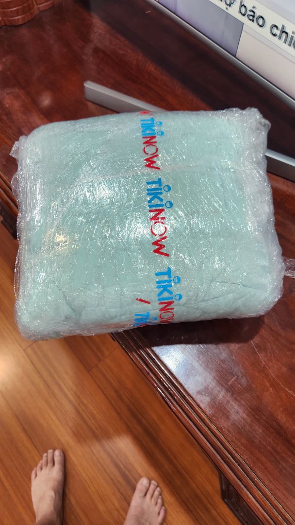 chăn nhẹ, trong tầm giá thế là ổn. Tiki giao nhanh