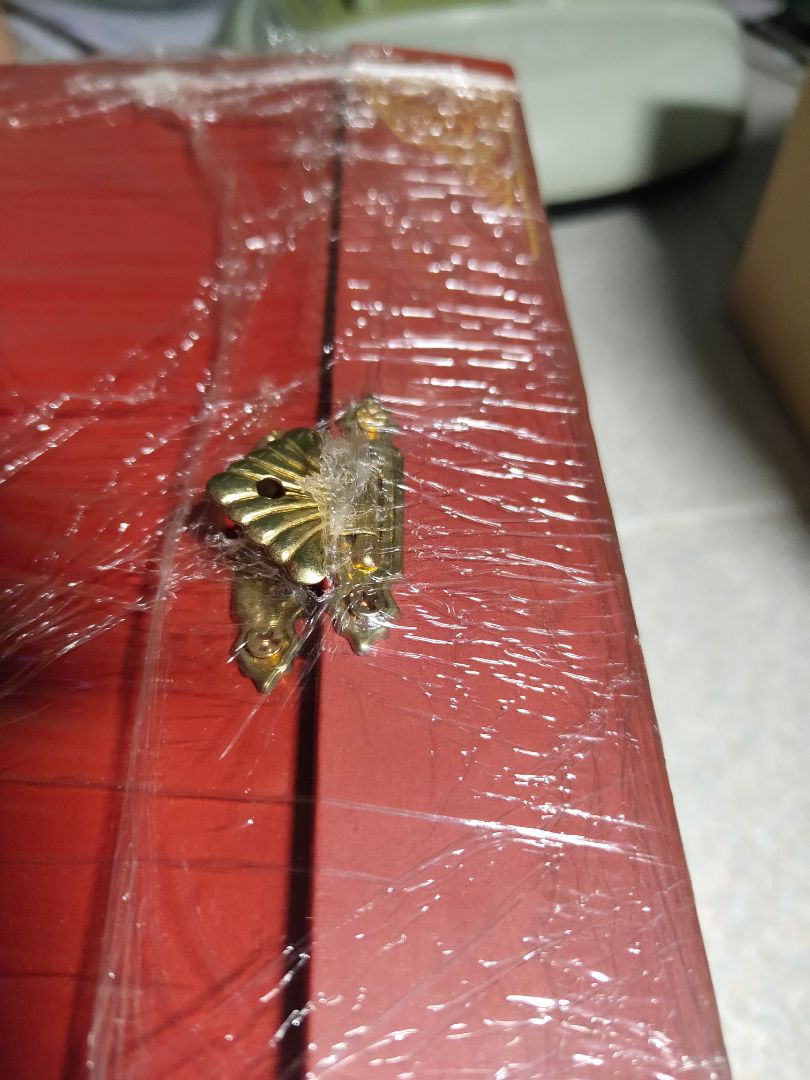 Dùng màng bọc thức ăn bọc hộp làm cho chữ in trên hôm hộp bị dính vào màng bọc thức ăn, dẫn tới việc mất chữ. Khoá của hộp khoá không chặt, thiếu chắc chắn. phần nắp hộp bị hở. ( những điều trên thấy được khi mình chưa tháo màng bọc thức ăn bên ngoài nữa). Tuần trước mới mua box bão táp triều Trần cùng nhà xuất bản Phụ nữ luôn mà box đó có màng bọc đàng hoàng chứ không phải màng bọc thức ăn như này, cảm thấy thất vọng. Ngoài ra thì mình mua box này cùng với cuốn câu chuyện nghệ thuật thì hộp của cuốn đó cũng bị hư hỏng, xin phép cho mình đổi trả sản phẩm này cũng với sản phẩm câu chuyện nghệ thuật luôn