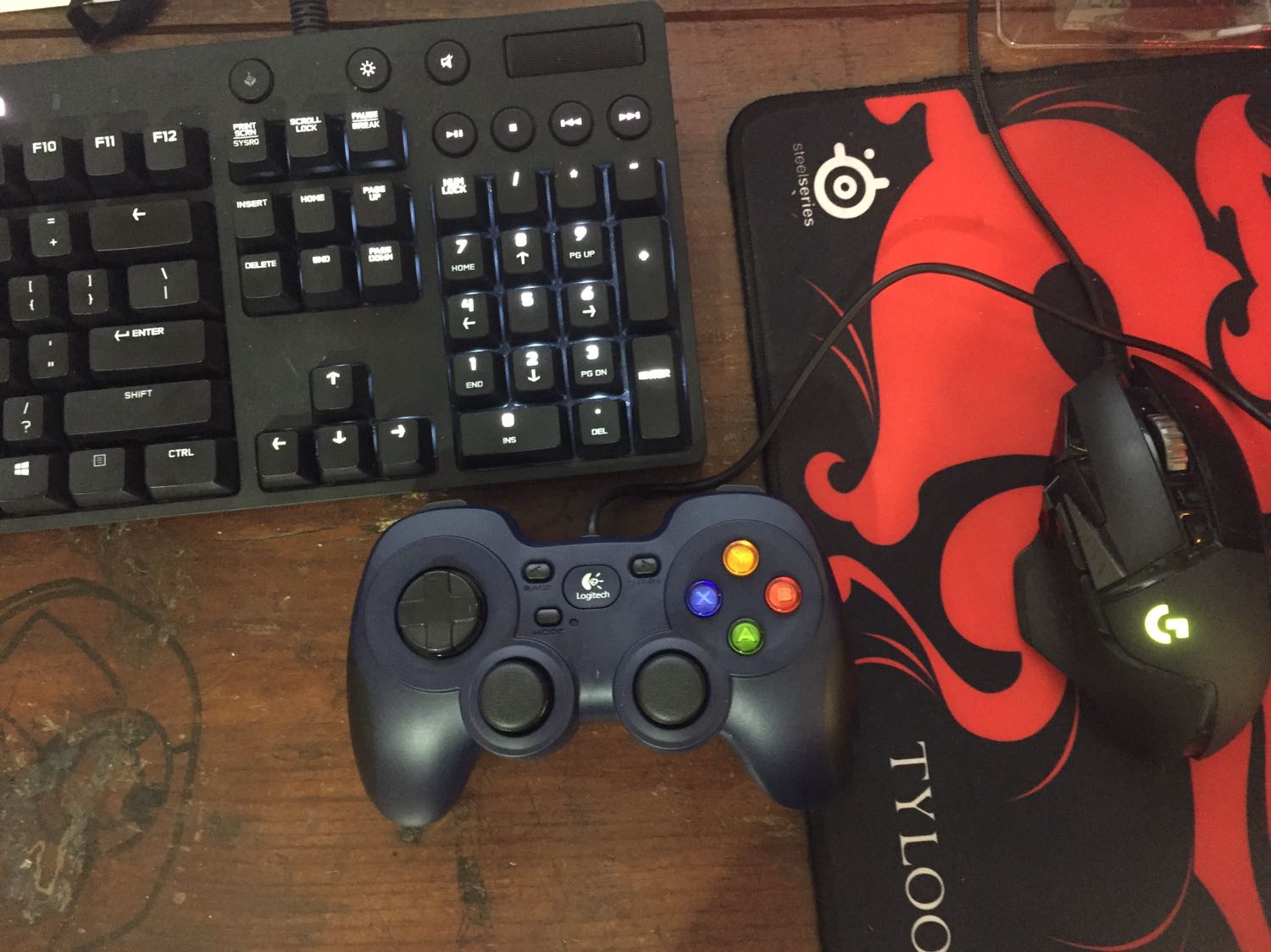 Tiki chuyển hàng nhanh quá, trở tay không kịp!
Sản phẩm tốt, vừa tay cỡ trung bình, phím ấn nhạy. Có điều phím L2 R2 hơi nổi, hành trình phím dài nên một số pha phản xạ bị trễ nhịp @.@
Ps: Mình dùng Win10 x64 nhưng vẫn phải cài Logitech Gaming Software để máy nhận driver, tuy nhiên phần mềm hỗ trợ tốt, áp dụng nhiều dòng game, nhiều hệ máy.