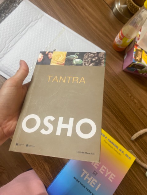 Sách trông rất cũ, như hàng trưng bày ngoài hiệu sách. Mình định mua đi tặng mà ko dám tặng nữa luôn