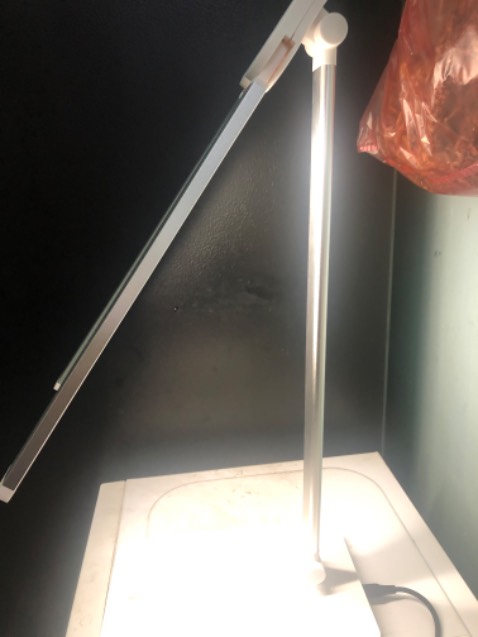 Đèn sáng có 2 chế độ ánh sáng sử dụng tiện lợi 
Có chế độ thông minh hẹn h cho mình đọc sách trc ngủ lắm ak, cho shop 5*