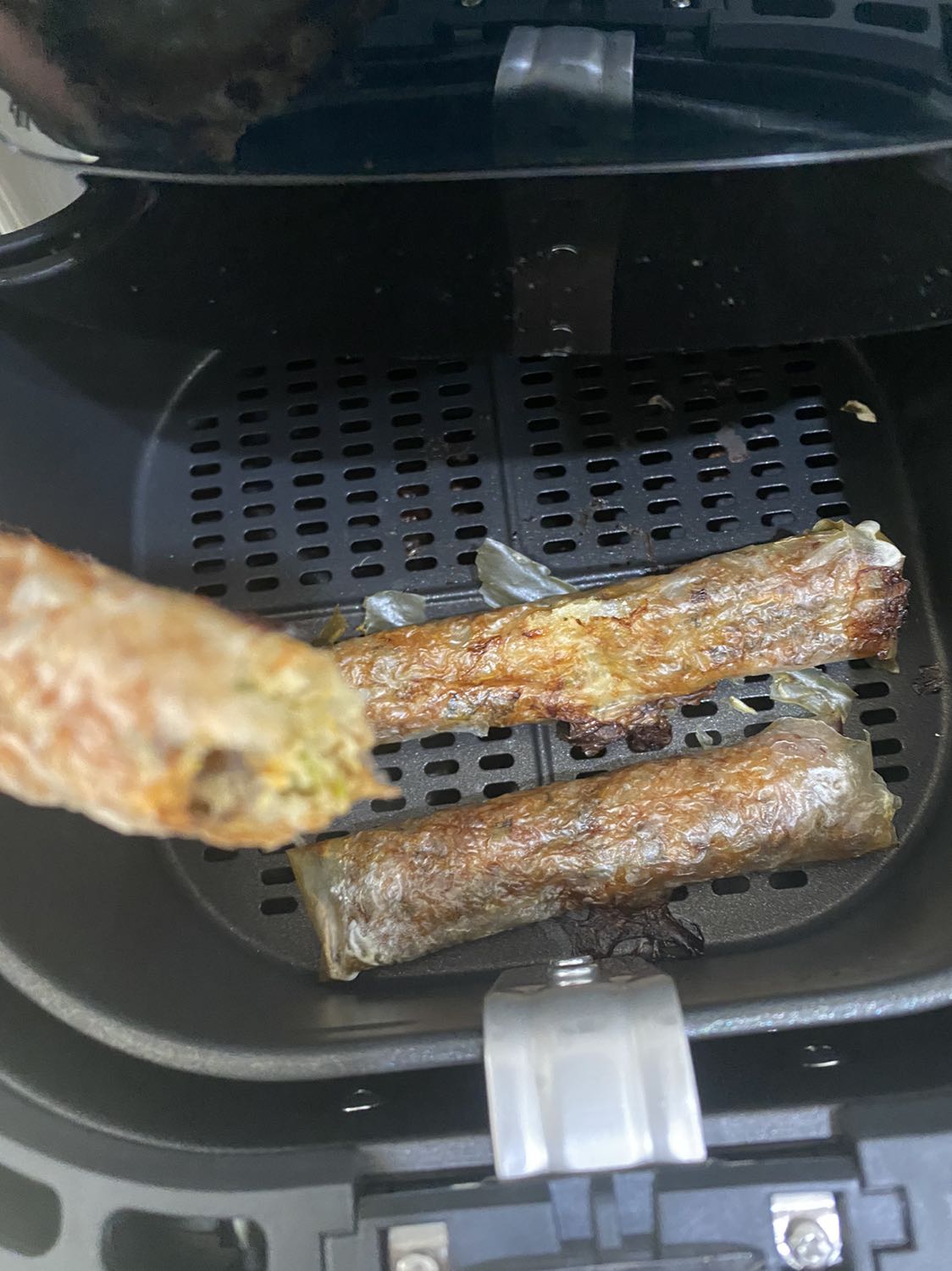 Tổng quan : Mẫu mã sang trọng, màu đen hợp với không gian bếp sáng màu . Tay cầm chắc chắn có miếng nhựa chống nóng. Mình để 2 *** bia để mn mua có thể ước lượng được lòng nôi nướng. Vân hành: êm . Thành phẩm tested nem nướng như hình . Một sản phẩm tốt, đáng mua. Tiki giao hàng cực kỳ chuyên nghiệp. Cảm ơn tiki