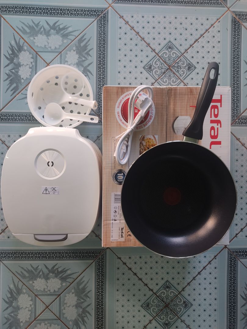 Nói về thương Hiệu Tefal là nói về sự hài lòng và an tâm về chất lượng rồi. Mẹ mình sử dụng rất chi là ưng luôn?. Sau khi sử dụng mình có một số đánh giá như sau:
+ Về thiết kế: Đẹp, sang trọng, màu trắng nhìn rất là đẹp luôn✨✨. Lòng nồi thì hình niêu tráng men nấu cơm không bị dính, không cháy, ngon cơm. Nồi không có tay xách nên một vài bạn đánh giá bất tiện, nhưng mình vẫn thấy nó có cái hay của nó, khi di chuyển nồi ta bưng bê, thay vì xách sẽ an toàn hơn và giúp nồi sử dụng được bền hơn.❤️. Một điểm khác biệt mà nếu để ý kĩ bạn mới biết là thành lòng nồi Tefal in cả logo của mình lên luôn, sang trọng hẳn lên, mình thấy các hãng khác không làm thế (chắc để tiết kiệm chi phí sản xuất). À mà ngoài xửng hấp và môi cơm như bao nồi cơm điện khác, Tefal còn tâm lý  cho khách hàng khi đi kèm thêm 1 môi múc cháo/canh nữa, yêu thế ???
+ Về chức năng: Có rất nhiều chức năng cho một nồi cơm điện với giá quanh 1 triệu đồng như thế này:  Gạo trắng, gạo lức, cháo/canh, nấu nhanh/hấp, nấu chậm/hầm, hâm nóng. Mình thì khoái chế độ gạo lức vì mình rất thích món sữa chua nếp cẩm ??Khi sử dụng chế độ nào thì nút sáng bật ở chế độ đó giúp người sử dụng rất dễ nhận biết. ❤️
+ Về khả năng giữ ấm: Nồi giữ nhiệt rất là lâu, nấu buổi trưa để đến chiều cơm vẫn còn ấm. Có thể là do nồi được thiết kế dạng niêu nêu mới hỗ trợ giữ ấm lâu như vậy.❤️Thêm vào đó ron cao su ở phần nắp rất dày, dẻo đảm bảo hơi được giữ kín như bưng trong nồi nữa
+ Về quà tặng: Theo mình nghĩ với mức giá đã giảm chưa tới 1 triệu là quá ok cho một nồi cơm điện Tefal như thế này rồi, nhưng Tefal lại còn tặng thêm 1 chảo chống dính có tem đỏ báo nhiệt, thành chảo cao giúp hạn chế bị bắn dầu mỡ khi chiên xào thì lại quá là xuất sắc luôn. 
Nói tóm lại là quá nên mua mọi người ạ. Mình đã tin mua và cả nhà mình rất hài lòng về Tefal