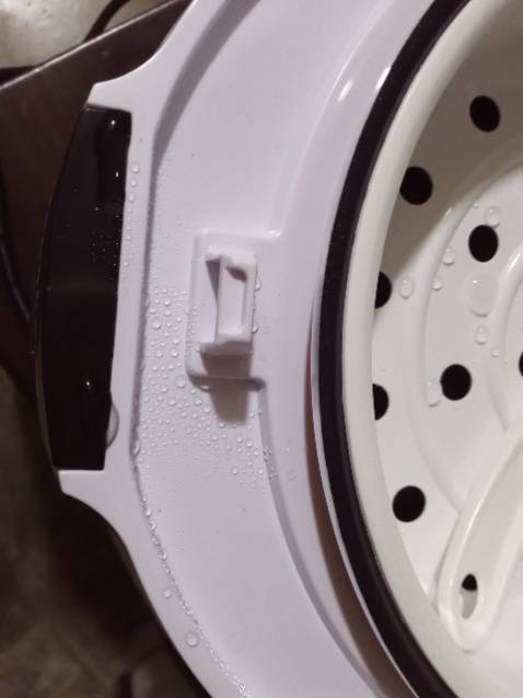 Rất không hài lòng về nồi cơm và thấy thất vọng với sự hỗ trợ của Tiki.
Nồi cơm nắp chênh, thoát khí ra rất nhiều khiến hơi nước đọng lại cả trong và ngoài nắp nồi.
Nồi khi nấu thì vỏ nhựa bên ngoái khá nóng.
Trong khi nồi cơm để miêu tả là kín khí, "Nồi có vỏ ngoài được phối hợp bằng inox và nhựa PP cách nhiệt cao cấp bền đẹp và an toàn khi sử dụng."

Đã gửi email phản ánh ngay trong ngày nhận hàng mà đến nay là ngày thứ 4 vẫn không nhận được phản hồi nào từ phía tiki.