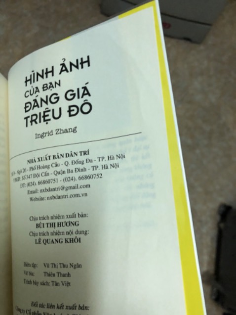 Giao hàng chất lượng rất tệ, với một cuốn sách nội dung nói về hình ảnh chuyên nghiệp nhưng bản thân nó có chất lượng quá kém ở ngoại quan. 

Gây ức chế với người đọc!