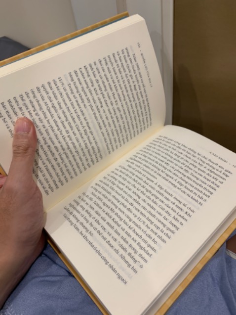 Trong số bộ ba tác phẩm của Tim Mashall được xuất bản ở VN bởi nhã nam. Đây là cuốn nặng ký nhất về trọng lượng, bìa sách được đóng chắc chắn và đẹp hơn 2 quyển trước. Chất giấy cũng khác. Rất hài lòng giá thanhg trên chất lượng sản phẩm.

Nội dung trên cả hấp dẫn, ông này có tư duy rất nhạy bén, đưa ra những góc nhìn và đánh giá theo mình là logic và gần sự thật, không mơ hồ. Sách đáng đọc, cả bộ 3 cuốn: Tù nhân địa lý, chia rẻ, quyền lực của địa lý