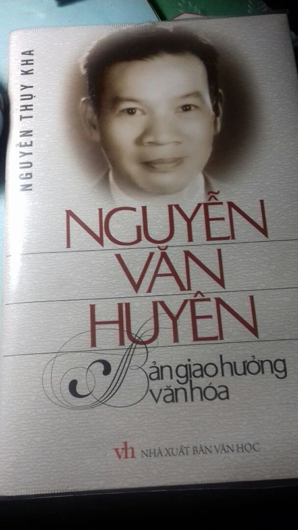 9 chương của quyển sách kể về cuộc đời và sự nghiệp của học giả Nguyễn Văn Huyên, người có đóng góp lớn với các ấn phẩm về văn hóa, dân tộc học từ những năm 1940 và về sau.