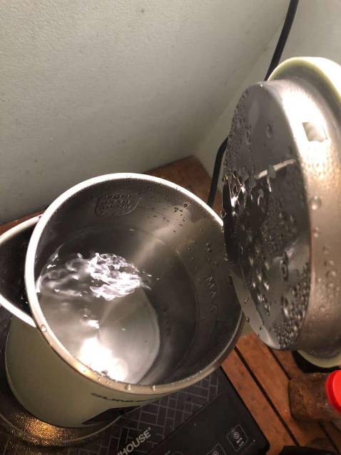 Giao hàng rất nhanh. Hàng chuẩn. Hộp hơi móp méo tí nhưng không sao vì ấm dùng cực thích.