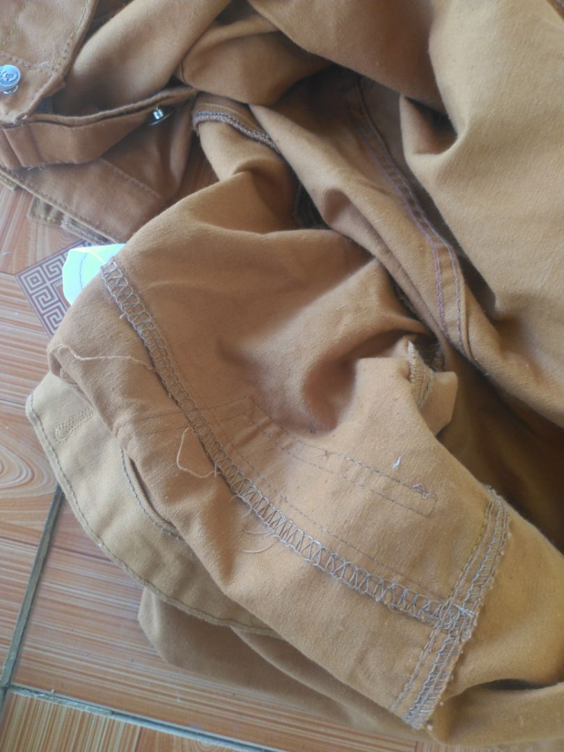 áo so với giá tiền quá tồi.mới mở đồ xem mà đã bị bục chỉ.chỉ thừa tùm lum,còn chất liệu vải giặt không biết có phai không