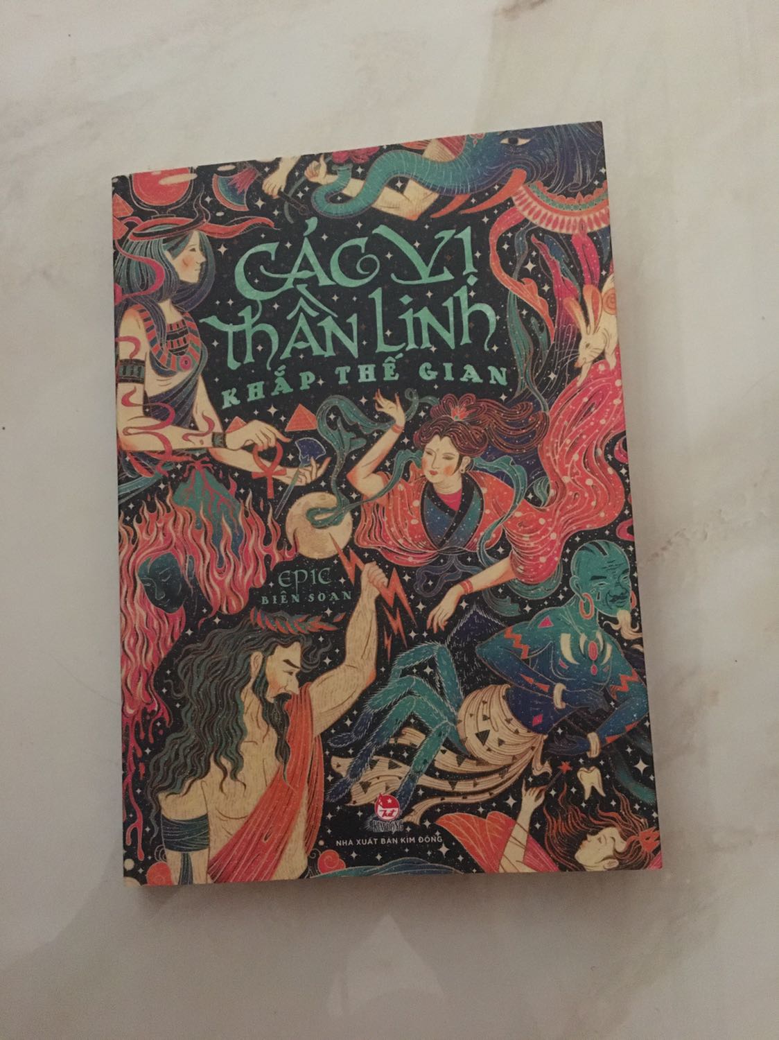 Sách được Tiki giao tới rất nhanh, sách mới và đẹp, nội dung về các vị thần ở khắp các châu lục trên thế giới, nhiều câu chuyện về các vị thần ở Châu Phi hay châu Mỹ rất thú vị nhưng ít được biết đến vì mọi người thường hay biết đến các vị thần ở châu Á hoặc châu Âu nhiều hơn. Mình đã mua quyển sách này sau khi đã đọc quyển ‘Sinh vật thần thoại khắp thế gian’ để biết thêm nhiều vị thần trong văn hoá Châu Á cũng như các châu lục khác.