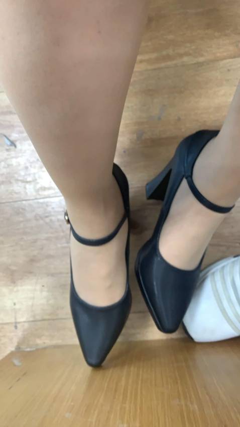 Giày đúng hình quảng cáo. Chất liệu tốt. Shop rất tâm lý. Tôi đi size 36 hơi rộng 1 tý thì lúc nhận hàng được tặng 1 đôi lót phía sau. Tôi rất ưng ý. Cảm ơn shop nhiều. 5 sao