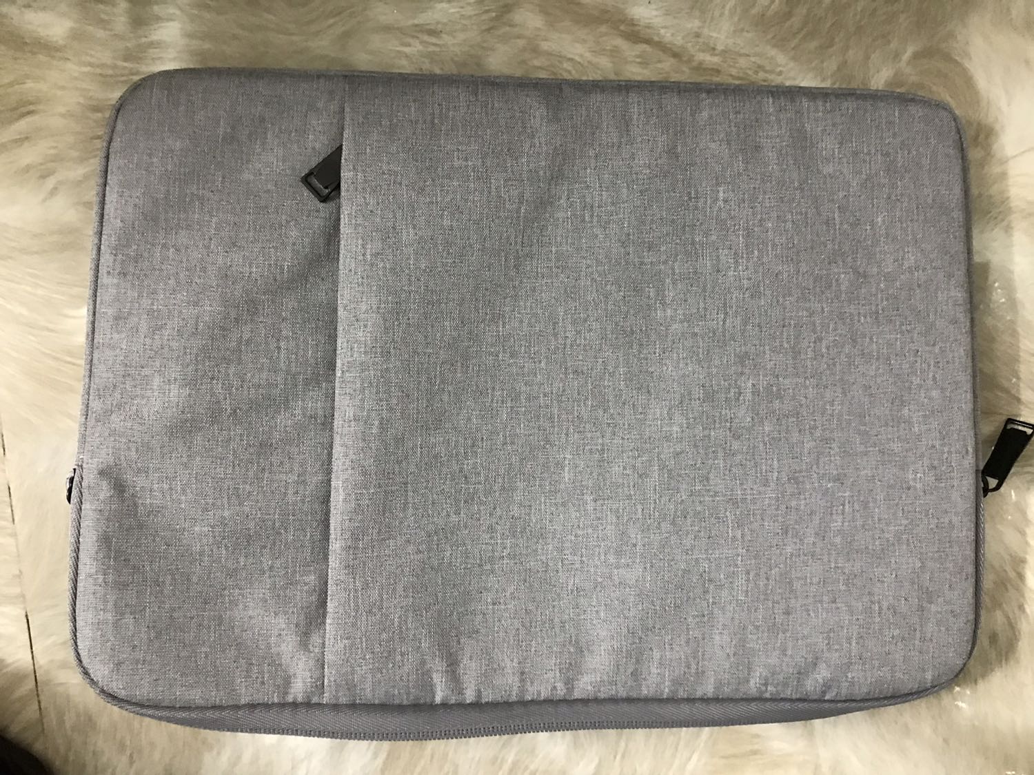 Tiki giao hàng nhanh, shipper thân thiện. Túi vải khá đẹp, màu đẹp. Tuy nhiên có vẻ hơi chật khi bỏ macbook pro 13.3” vào. Sau khi cho mac vào rồi thì rất khó khăn mới có thể nhét ipad vào ngăn phụ. Ngăn chính thì lông dày, êm. Tuy nhiên ngăn phụ lại không có lông nên không bảo vệ tốt cho ipad được. Ngoài ra, trên tiki để sản phẩm của VN nhưng bao bì lại là “made in China”