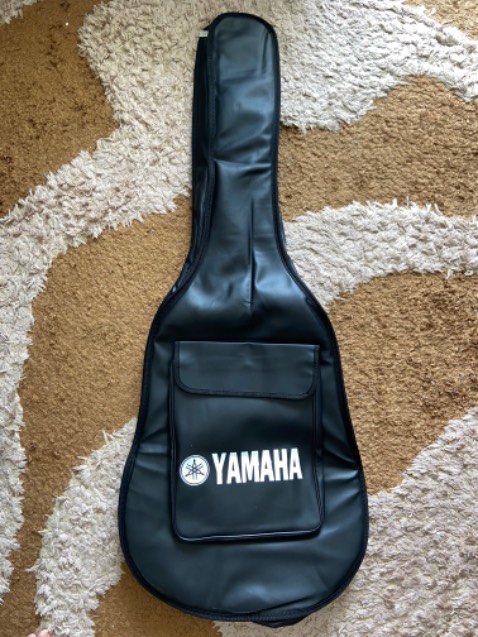 Có chừng hàng chục ngàn bao da simili đàn Yamaha này trên khắp nước, giá từ 90k-150k. Nó xài tạm dc nhưng ko bền đẹp. Simili loại thấp nhất, dùng tay xé dễ. Nếu xách đàn đi thường xuyên, nó sẽ bị rách nơi tay cầm hay bất cứ đâu có đường chỉ. Dây đeo kém, thêm khóa dây đeo cũng tệ nên chúng luôn luôn tuột khi đeo vai. Tuổi thọ của nó chỉ chừng ba tháng. Người chơi đàn khắp nước fải chịu vậy chục năm nay.

Nên tăng phí và giá bao da đàn lên chút, kh 200k vẫn chịu dc. Đổi simili, may cẩn thận hơn, tay cầm chắc chắn hơn, dây đeo tốt hơn … Đừng để những người chơi đàn fải mang hoài những bao đàn xấu cho những  cây đàn đẹp. Và ko cần fải quảng cáo ko công cho Yamaha. Vẽ vời âm nhạc một chút lên bao đàn hoặc ko in vẽ gì cả có khi lại tốt hơn.