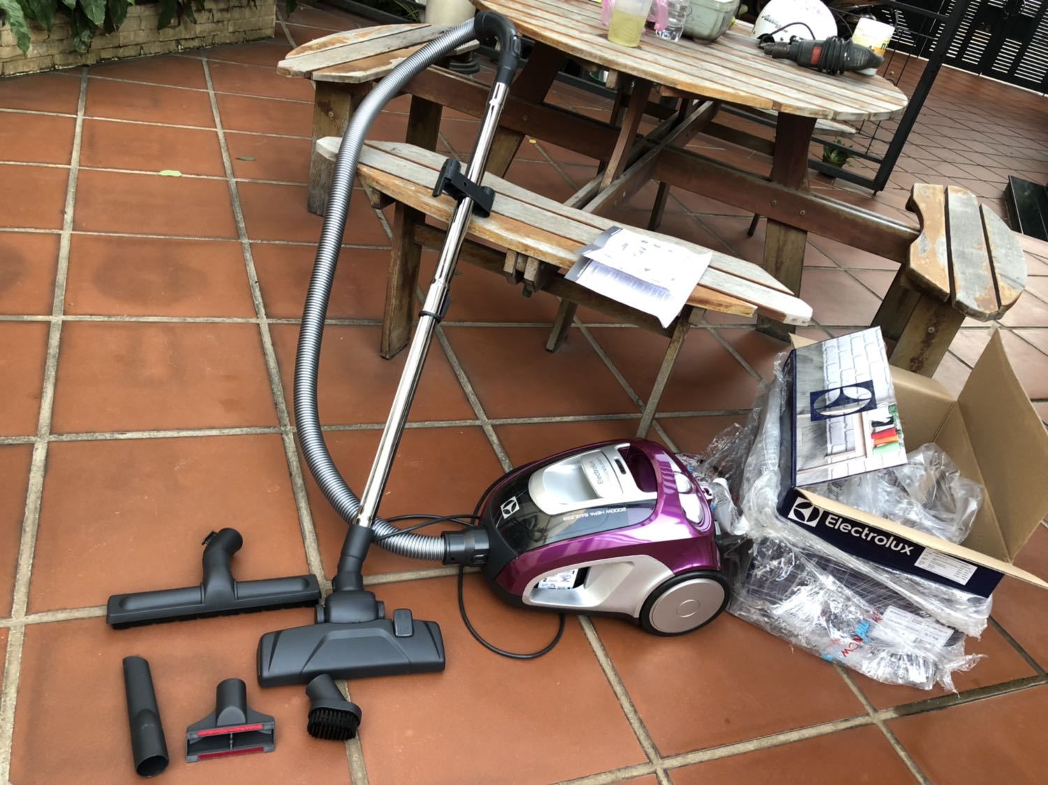 Nhận hàng nhưng là hàng trưng bày nên các chi tiết trong thùng vứt bừa bải & không có mút xốp hoặc khung giấy định vị máy ... kiểm tra trong sách hướng dẫn sử dụng thấy thiếu 1 đầu hút Turbo
Đã khiếu nại trực tiếp & làm thủ tục chụp hình e*** cộng với gọi lại nhắc nhở check *** nhưng đã 3 ngày mà không thấy động thái nào 
Sau này sẽ nói không với thằng TIKI này thôi