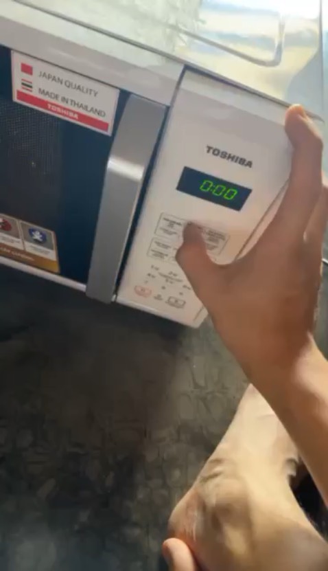 Sản phẩm giao tới bị bể lớp mút xốp , móp ngay góc cạnh máy , bạn nhân viên đưa dt cho người nhà của khách hàng nhờ quay giúp trong quá trình đồng kiểm . nhân viên giao hàng đồng kiểm nhưng cố tình lấy tay che di vị trí móp để khách hàng ko thấy được . Khách hàng nhìn qua màn hình dt luc đó đang quay phim thì ko thể nào mà nhận ra dc máy đã bị móp + với bàn tay nhân vien giao hàng cố tình che lại.() Mang vào nhà cắm điện *** thử thì nút khởi động bấm ko được . Yêu cầu tiki giải quyết sao cho thoả đáng