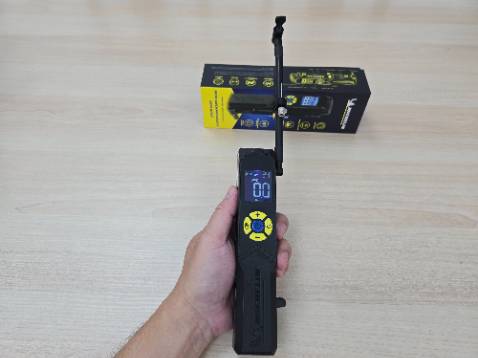 Sản phẩm đúng mô tả, vỏ nhựa cầm nắm chắc chắn, rất dễ sử dụng, nhẹ, rất gọn (chỉ dài 20cm), tiện lợi mang theo đi phượt hoặc sử dụng tại nhà. 
Bơm vỏ xe gắn máy nhanh.
Hơi ồn khi máy vận hành, nhưng chả sao. 
Đáng mua.