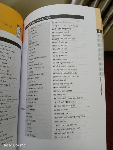 Sách có nhiều từ vựng hay cũng như là chỉ dẫn về cách học hợp lý. Chia ra thành các trình độ từ cơ bản cho đến 800 điểm hoặc 900 điểm. Mỗi từ có phiên âm và giải nghĩa cũng như cả các từ liên quan nữa rất chi tiết. Tuy nhiên sách có nhiều từ vựng nhưng lại không có mục nghe không quét QR để nghe được cho nên cho ba sao ạ.