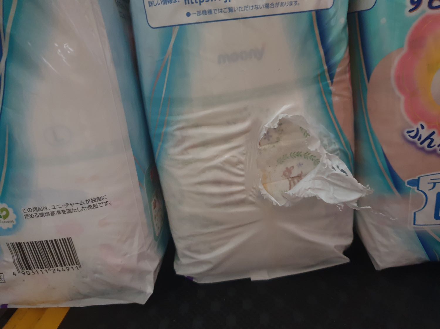 Kiện hàng mua về bị rách, thiệt hại tã bên trong. 
Đợt giao hàng này Tiki đóng gói rất tệ. Lúc giao hàng không đóng thùng bảo vệ, chỉ băng keo dán lại, tấm lót rất mỏng, không đệm xốp bảo vệ. 
Khi nhận đơn hàng thì bị thủng một góc rất to. 
Đã mua hàng Tiki trên 300 đơn hàng, nhưng lần này rất bực mình. 
Thử nghĩ tã bị rách thế, em bé khi "đi ngoài" nó tung toé đầy nhà thì sẽ như thế nào?????
Yêu cầu Tiki giải quyết xác đáng. Kiện hàng mua về bị rách, thiệt hại tã bên trong. 
Đợt giao hàng này Tiki đóng gói rất tệ. Lúc giao hàng không đóng thùng bảo vệ, chỉ băng keo dán lại, tấm lót rất mỏng, không đệm xốp bảo vệ. 
Khi nhận đơn hàng thì bị thủng một góc rất to. 
Đã mua hàng Tiki trên 300 đơn hàng, nhưng lần này rất bực mình. 
Thử nghĩ tã bị rách thế, em bé khi "đi ngoài" nó tung toé đầy nhà thì sẽ như thế nào?????
Yêu cầu Tiki giải quyết xác đáng.