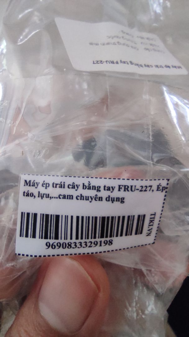 23.500k quá ngon tiki ơi . chất liệu như là hợp kim nhôm mình thử nam châm không bắt chắc ko phải là gang như tem nhà cung cấp dán
phần ở trong là kim loại luôn
khe hở phần ngoài và phần ép hơi to dù chưa sử dụng nhưng thấy chưa hợp lý vì hoa quả sẽ chòi ra khu vực này nếu là quả cứng