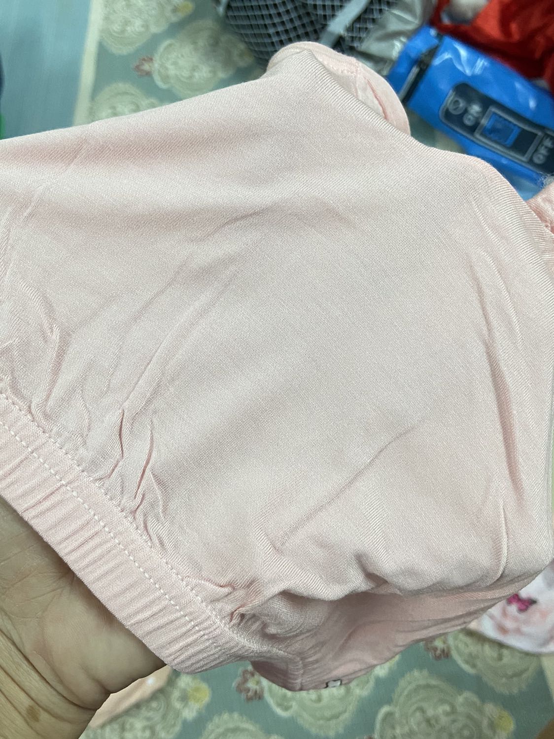 Chất liệu vải mát, màu sắc cũng phù hợp cho bé gái. Độ co giãn tốt bé mặc vừa vặn rất thích