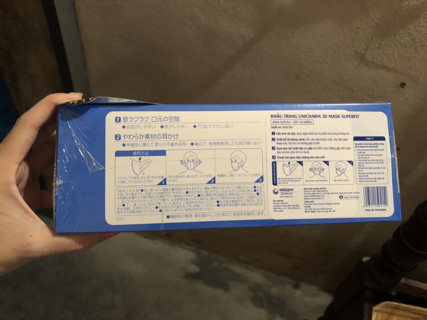 Hộp khẩu trang còn nguyên bọc nilong, được đóng gói vào hộp cactong cẩn thận, lúc nhận hàng ko bị móp méo, giá cả cũng khá ổn, mua đúng dịp được giảm phí ship nữa. Tình hình dịch bệnh nên hàng giao hơi lâu nhưng ko sao, còn may là mua được hàng và hàng về tới tay. Cám ơn Tiki. Hộp khẩu trang còn nguyên bọc nilong, được đóng gói vào hộp cactong cẩn thận, lúc nhận hàng ko bị móp méo, giá cả cũng khá ổn, mua đúng dịp được giảm phí ship nữa. Tình hình dịch bệnh nên hàng giao hơi lâu nhưng ko sao, còn may là mua được hàng và hàng về tới tay. Cám ơn Tiki.