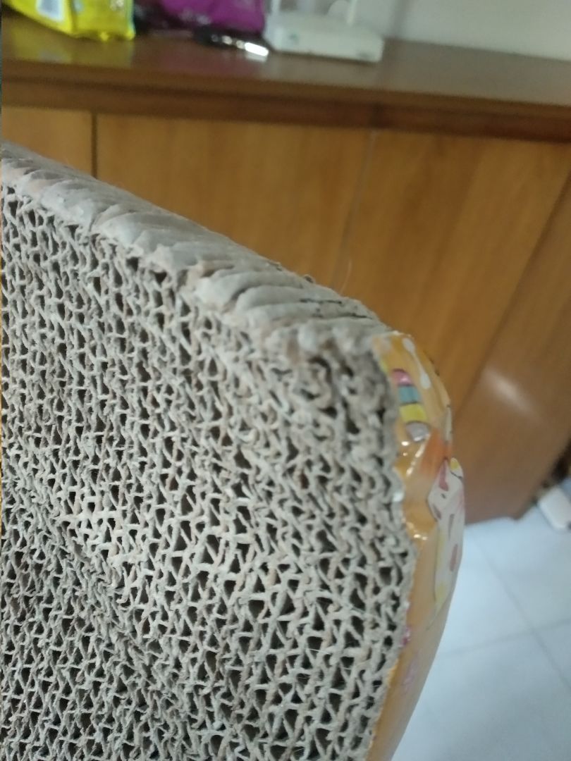 Không biết là do vận chuyển hay do hàng không tốt mà mới nhận được móng cào đã có một đầu bị méo và có vẻ bong tróc