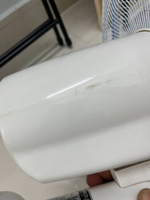 Nói chung nhận được quạt đúng hiệu, có đầy đủ phiếu bảo hành của hãng. Hoạt động bình thường. Tuy nhiên có thắc mắc là hàng mình mua mới 100% tại sao rỗ quạt phía trước bị sét 1 chỗ tróc sơn lòi sắt, mãng đen xì dính tay rất bẩn.( vết trầy làm mất thẩm mỹ cái quạt mới) .  Bên hông thân quạt có dấu hiệu ố bẫn và trầy nhẹ. Nếu hàng mới 100% thì không thể có dấu hiệu này. Nói chung nhận được quạt đúng hiệu, có đầy đủ phiếu bảo hành của hãng. Hoạt động bình thường. Tuy nhiên có thắc mắc là hàng mình mua mới 100% tại sao rỗ quạt phía trước bị sét 1 chỗ tróc sơn lòi sắt, mãng đen xì dính tay rất bẩn.( vết trầy làm mất thẩm mỹ cái quạt mới) .  Bên hông thân quạt có dấu hiệu ố bẫn và trầy nhẹ. Nếu hàng mới 100% thì không thể có dấu hiệu này.