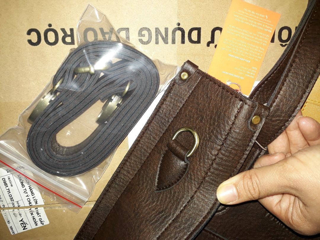 Giao hàng nhanh, mình mới đặt hôm 15/3, 17/3 đã nhận được hàng rồi. Giá 269k, áp dụng mã giảm giá vs thanh toán qua *** là còn 239k, được tặng thêm 2 ví nữa, cái ví màu xanh thì hơi dính bẩn 1 tí nhưng hàng tặng nên thôi không sao. Trước khi đặt cũng sợ bị giao nhầm mẫu vs túi không đẹp như hình, nhưng khi nhận hàng thì thấy túi đẹp, da mềm, đường may gọn gàng và khá kỹ càng, ưng cái bụng.