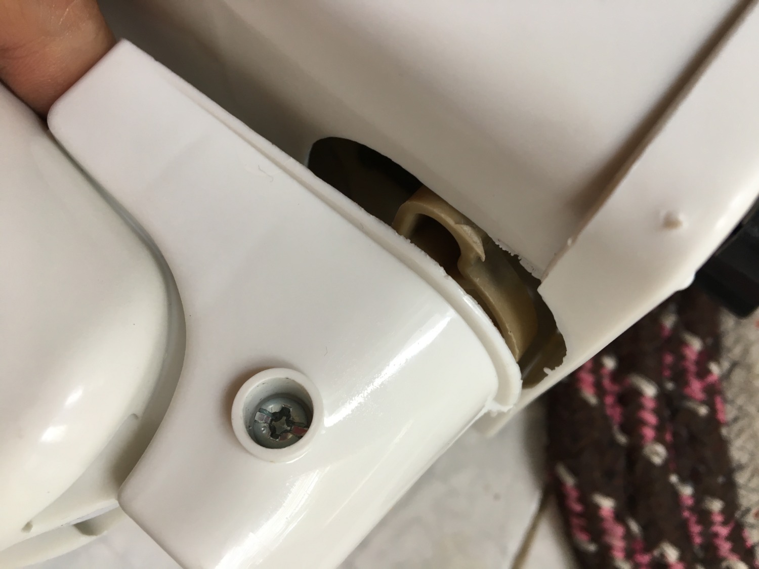 Sản phẩm được giao tuy cùng Model TC1626, nhưng khác màu trong hình
Cảm quan đây là 1 sản phẩm có chất lượng trung bình do có đôi chỗ nhựa bavớ nhiều, phần nhựa trắng trong khớp cổ trông như nhựa kém chất lượng, nhưng giá sản phẩm OK
Tệ nhất ở lần mua hàng này phần đóng gói: đóng gói sơ cấp của nhà SX không phù hợp với việc giao dịch online, nhưng Tiki cũng không gia cố thêm. Thực tế quạt Senko Tiki giao bị phản ánh bể cánh là khá nhiều
Có 1 điều lưu ý nhỏ là chỉ khi nào gắn lồng, cánh quạt vào thân máy hoàn chỉnh thì chức năng cụp lên xuống của đầu quạt mới hoạt động tốt (nếu không khi cụp xuống, đầu quạt sẽ nhanh chóng trở về vị trí ban đầu) Sản phẩm được giao tuy cùng Model TC1626, nhưng khác màu trong hình
Cảm quan đây là 1 sản phẩm có chất lượng trung bình do có đôi chỗ nhựa bavớ nhiều, phần nhựa trắng trong khớp cổ trông như nhựa kém chất lượng, nhưng giá sản phẩm OK
Tệ nhất ở lần mua hàng này phần đóng gói: đóng gói sơ cấp của nhà SX không phù hợp với việc giao dịch online, nhưng Tiki cũng không gia cố thêm. Thực tế quạt Senko Tiki giao bị phản ánh bể cánh là khá nhiều
Có 1 điều lưu ý nhỏ là chỉ khi nào gắn lồng, cánh quạt vào thân máy hoàn chỉnh thì chức năng cụp lên xuống của đầu quạt mới hoạt động tốt (nếu không khi cụp xuống, đầu quạt sẽ nhanh chóng trở về vị trí ban đầu)