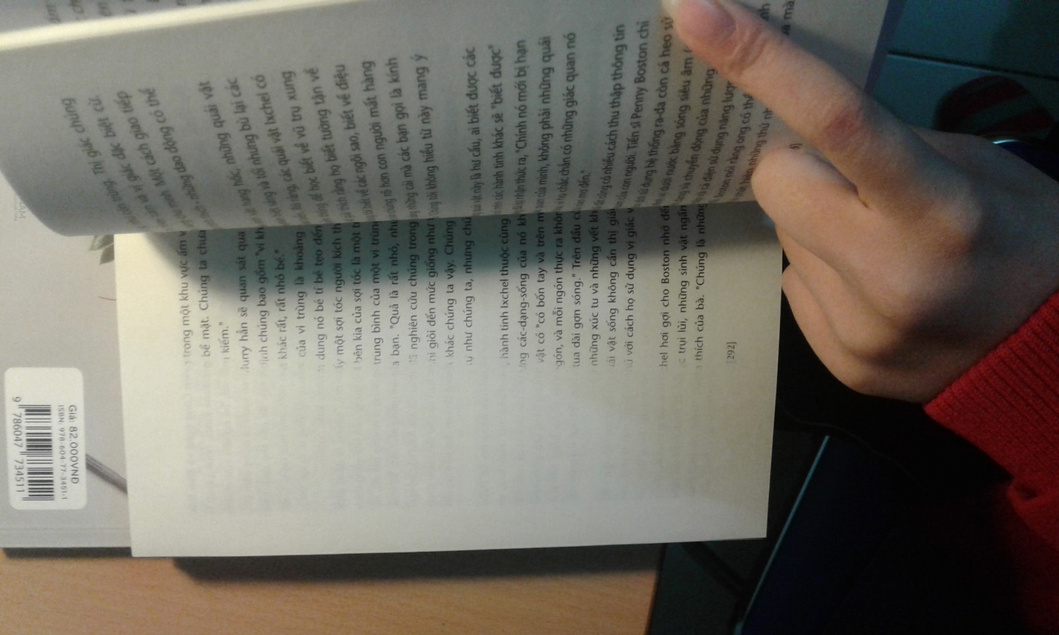 Cuốn sách có nội dung rất tốt, xây dựng các tình huống tương đối hợp lý, là một truyện viễn tưởng hợp cho thiếu nhi. Tuy nhiên cái kết vẫn gây nhiều thắc mắc và chưa làm rõ nhiều vấn đề của truyện. Phần phụ lục rất hay, tuy nhiên mình chưa đọc hết được do in bị lỗi thế này đây. Hình dáng của sách cũng hơi khác với mọi cuốn sách khác của Nhã Nam nên mình nghi sách giả. Mình có phản hồi và gửi trả lại tiki, nhưng có vẻ do nghỉ Tết nên lâu lâu chưa thấy phản hồi lại của tiki.