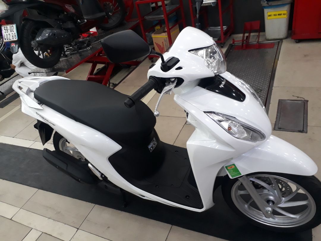 Đặt hàng trên tiki xe màu đỏ nhưng head báo hết hàng nên đề xuất chuyển sang màu trắng hoặc nâng cấp lên phiên bản cao hơn => mình chuyển sang màu trắng thì đến head nhận xe luôn.
Mình làm biển số tỉnh nên đóng thêm 2,5 triệu nữa. Head hẹn 1 tháng sau mới có biển. Giờ xe vẫn đang nằm chờ thôi.
Xe bị lỗi 1 chấm sơn nhỏ ở khu vực đầu xe, tuy nhiên mình thấy nhỏ quá nên thôi cho qua. Thay thế mới thì mất zin con xe nên mình cũng không ưng lắm, chấp nhận vậy luôn.
Các bạn ở head cũng support nhiệt tình.