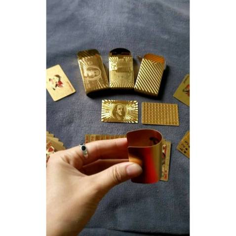 Chất lượng sản phẩm tuyệt vời đóng gói sản phẩm rất đẹp và chắc chắn - chơi hơi hoa mắt tí - lóng lánh dát vàng hahaahaa! hơi ảo diệu - PVC cứng cáp, quân bài có độ dẻo cao nên ko lo bị gẫy! nên mua nha