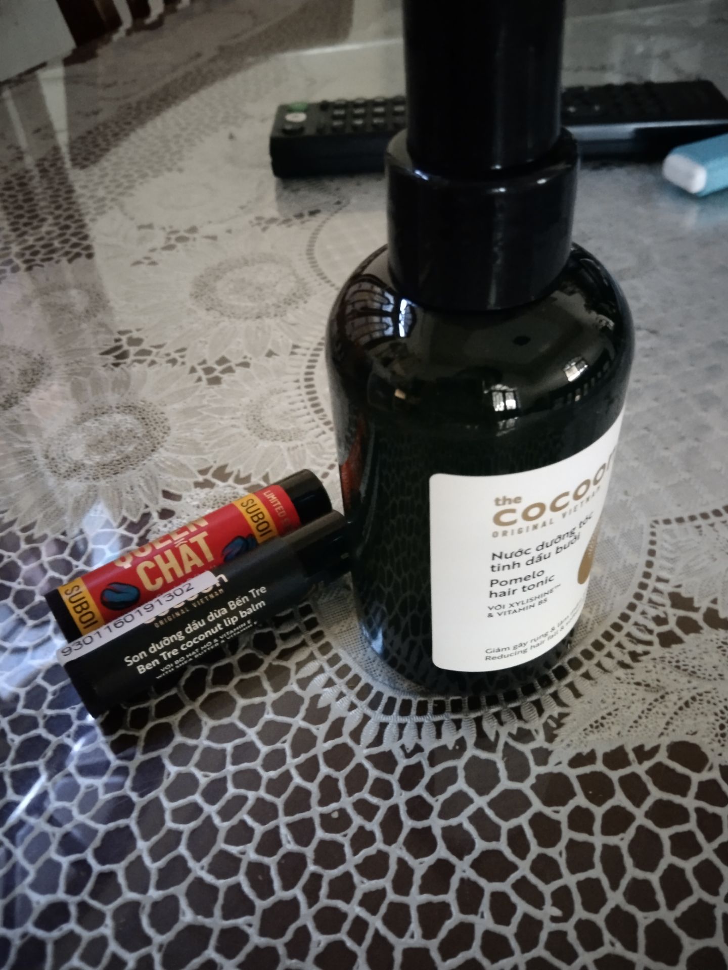 ui xịn lắm nha, thơm lắm nè 
bôi lên cái là môi hết bị khô luôn😉
cái này nên dùng trước khi son cũng okela á nhaaa k bị nặng môi như vaselin