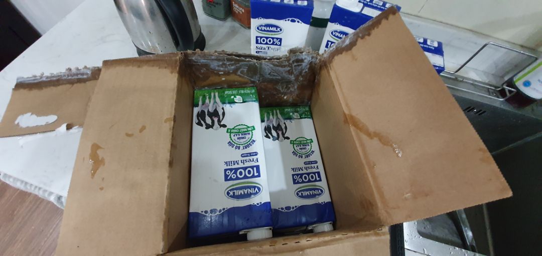 Mình vừa nhận được đơn hàng. Đắt hơn ở tiệm tạp hóa gần nhà (có 30k/hộp ở tiệm), thời gian chờ lâu (8 ngày mới nhận được), đóng gói hàng tệ hại, có 1 hộp bị thủng làm đổ tràn sữa ra cả lố 6 hộp, chán chả muốn kêu đổi vì thời gian chờ đổi 1 hộp sữa quá tội.