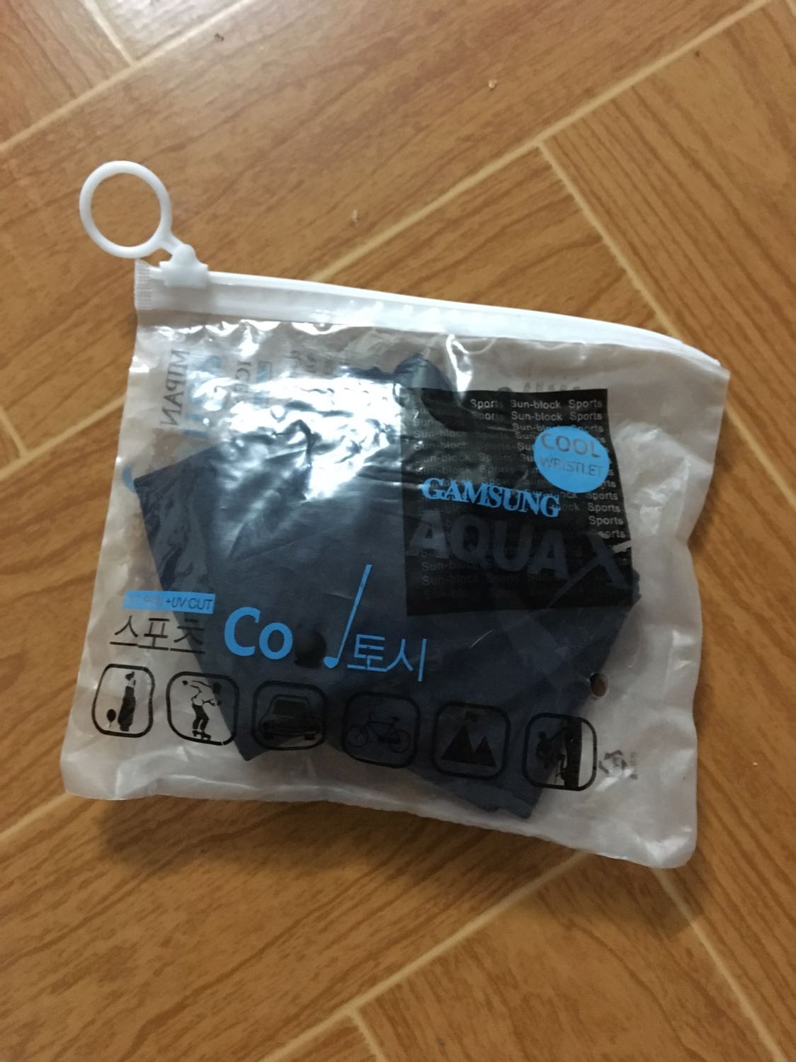 Đã nhận được hàng, tuy chậm hơn sách 1,2 ngày nhưng thương shipper ghê, hơn 18h rồi vẫn ship hàng! Găng tay ok, mềm, co dãn tốt, ngoại trừ việc mình đặt màu đen, bao cũng ghi màu đen mà găng tay lại màu xanh đen, hiuhiu..