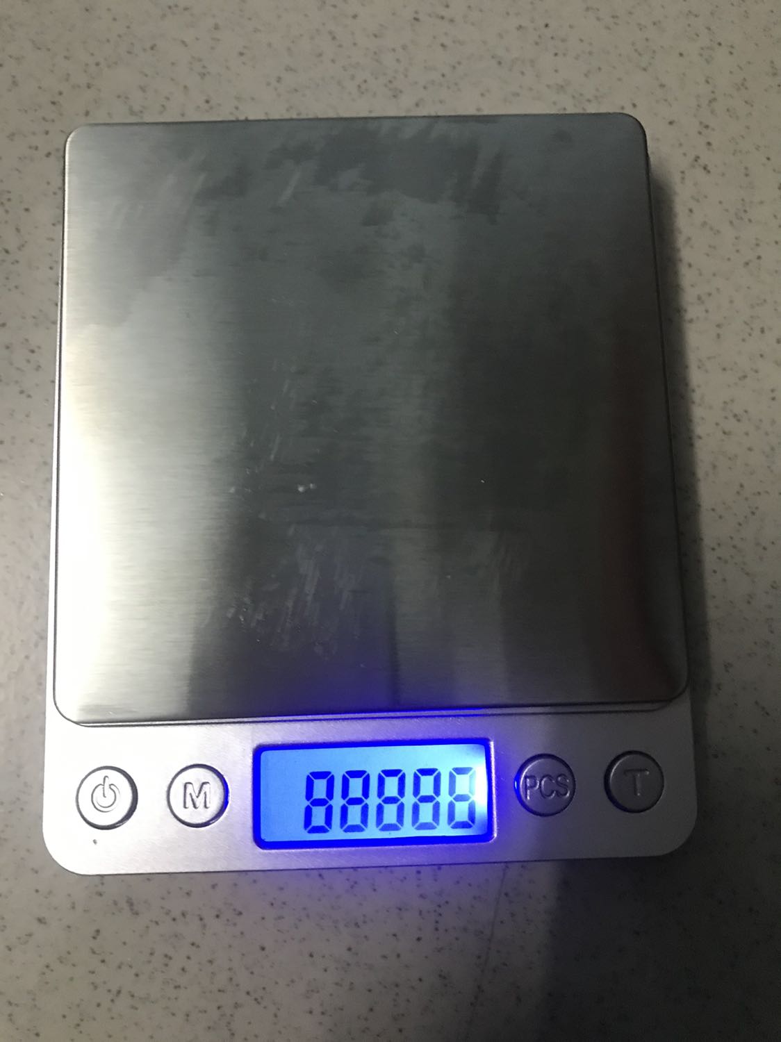 Thật sự thất vọng về sản phẩm. Mình mua với giá 210k, đắt hơn nhiều so với giá các shop khác, nhưng sản phẩm nhận về kém chất lượng, cân đơ, không thể bấm chỉnh về 0 để cân được, mà để rất lâu sau đó mới cân tự nhảy số về 0, các nút nhấn không có tác dụng gì.
Thật sự rất thất vọng và sản phẩm và shop.