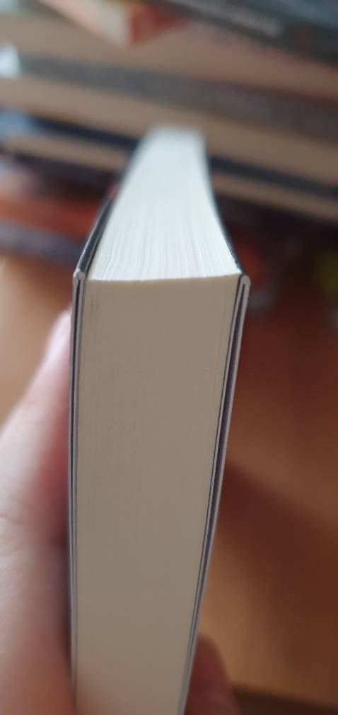 Sách dù không có bọc màng nhưng vẫn mới, không gặp vấn đề gì.
Sách khổ to, khá dày.
Có bookmark tặng kèm.
Giao hàng nhanh (mình ở HN).