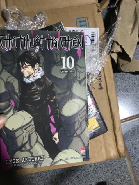 Giao nhanh thiệc nhưng mà obi r thẻ bo góc của t đâu tr. Luôn tin tưởng Tiki nên ko kiểm hàng mở hàng ra mới phát hiện tập 10 ko có obi ko có bo góc trong khi rõ ràng lúc mua hàng có ghi. Ủa là s? Cần 1 lời giải thích nha.. bản in có 5000 Ko lẽ giao cho t bản tái?? Tính cho 1 sao nhưng vớt vác đc anh shipper thân thiện, đóng gói tạm ổn