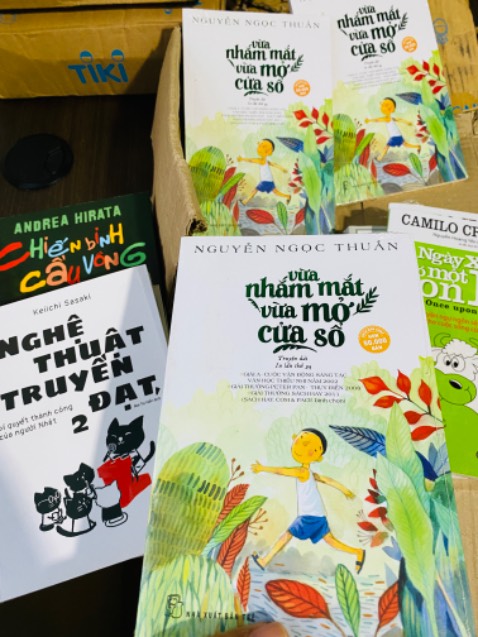 Nội dung sách hay, truyện kể hài hước, phù hợp mọi đối tượng. Bản in năm 2022. Trang 110 có vết lem mực ở phía trên.
Tiki Trading đóng gói sơ sài, mình mua nhiều cuốn khác loại nhưng bị móp 1 cuốn ở góc. Góp ý Tiki Trading nên học hỏi dùng tấm nệm màu trắng giống Fahasaha để bảo vệ sách trước ghi cho vào hộp đóng gói!