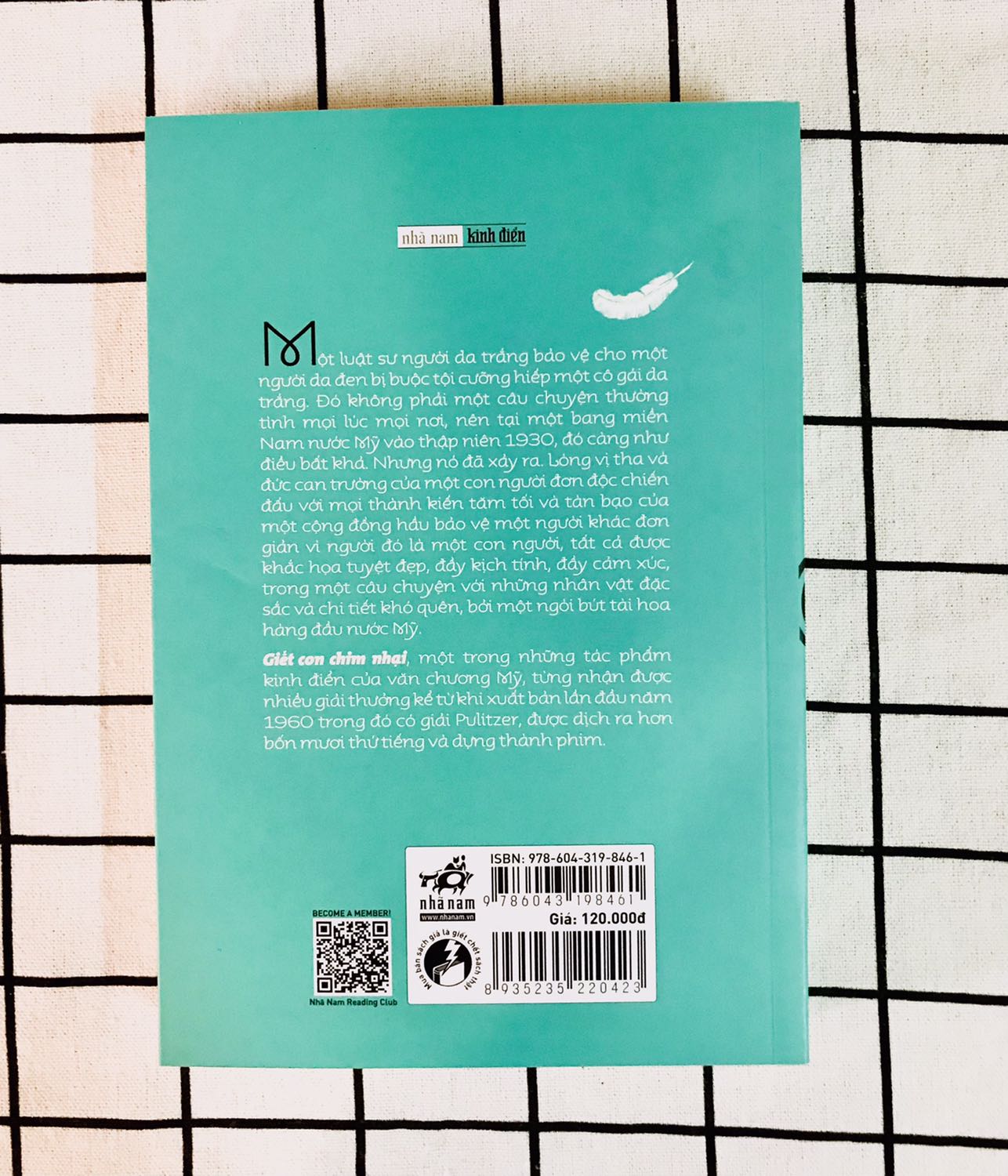 Sản phẩm siêu ưng, đúng với giá tiền còn đc Nhã Nam tặng móc khoá nứa, gáy sách tốt, mùi thơm.. khi đọc sách ngửi mùi giấy sẽ ko bị rát mũi còn nội dung thì hịn khỏi nói roi, thời gian giao hàng là 2 ngày. Mua loại bìa mỏng này gáy tốt và đỡ bị rách hơn bìa cứng 😽❤️